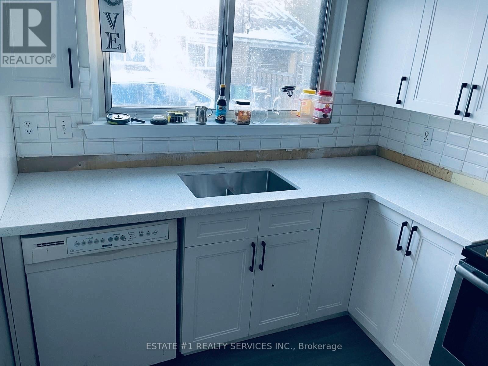 116 Addington Crescent, Brampton, Ontario  L6T 2R5 - Photo 5 - W12825450