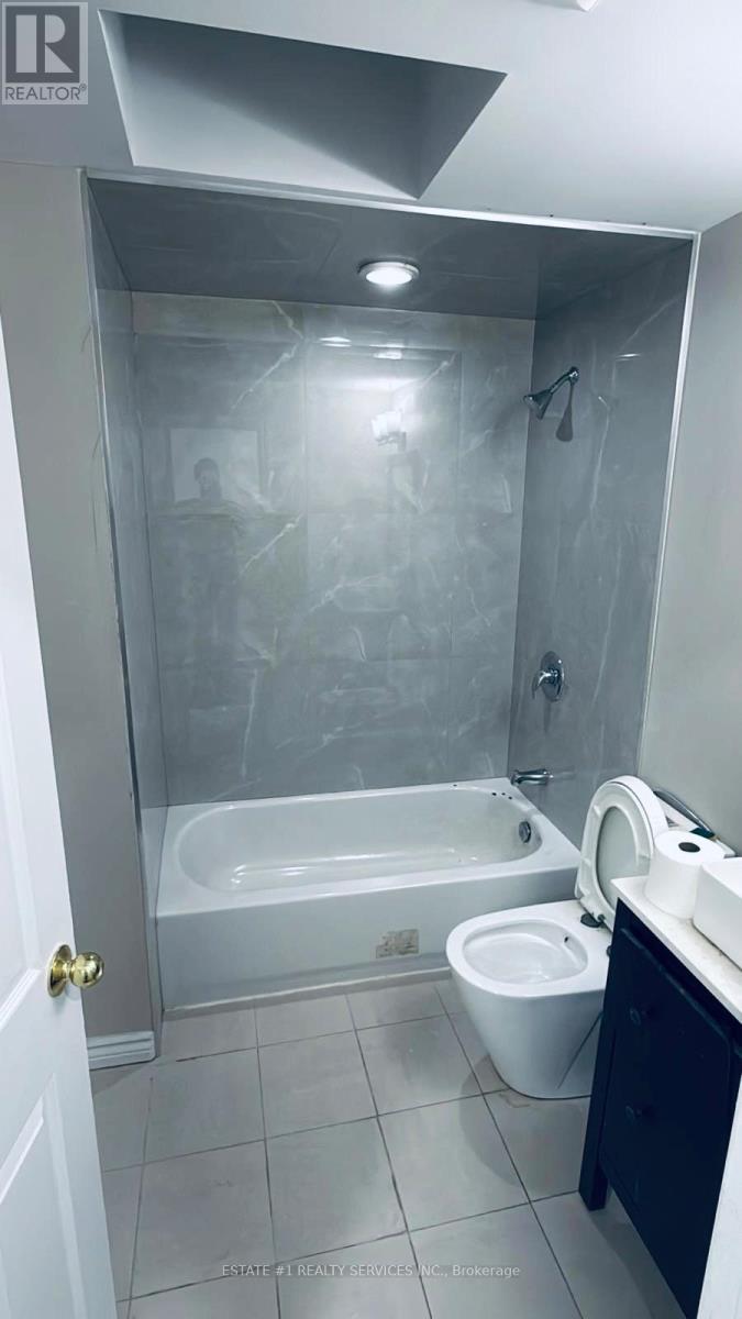 116 Addington Crescent, Brampton, Ontario  L6T 2R5 - Photo 9 - W12825450