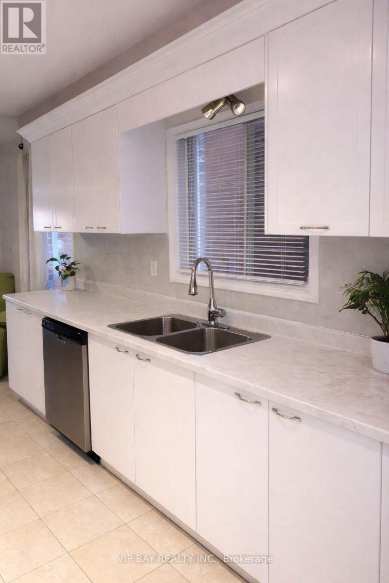 41 Draper Boulevard N, Vaughan, Ontario L4J 5Y9 - Photo 4 - N12719628