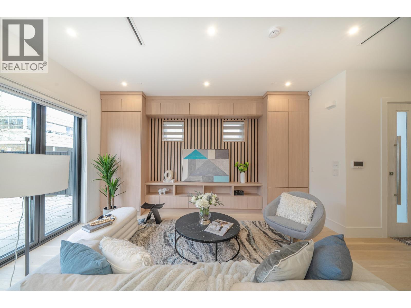 Listing Picture 2 of 28 : 748 E 47TH AVENUE, Vancouver / 溫哥華 - 魯藝地產 Yvonne Lu Group - MLS Medallion Club Member