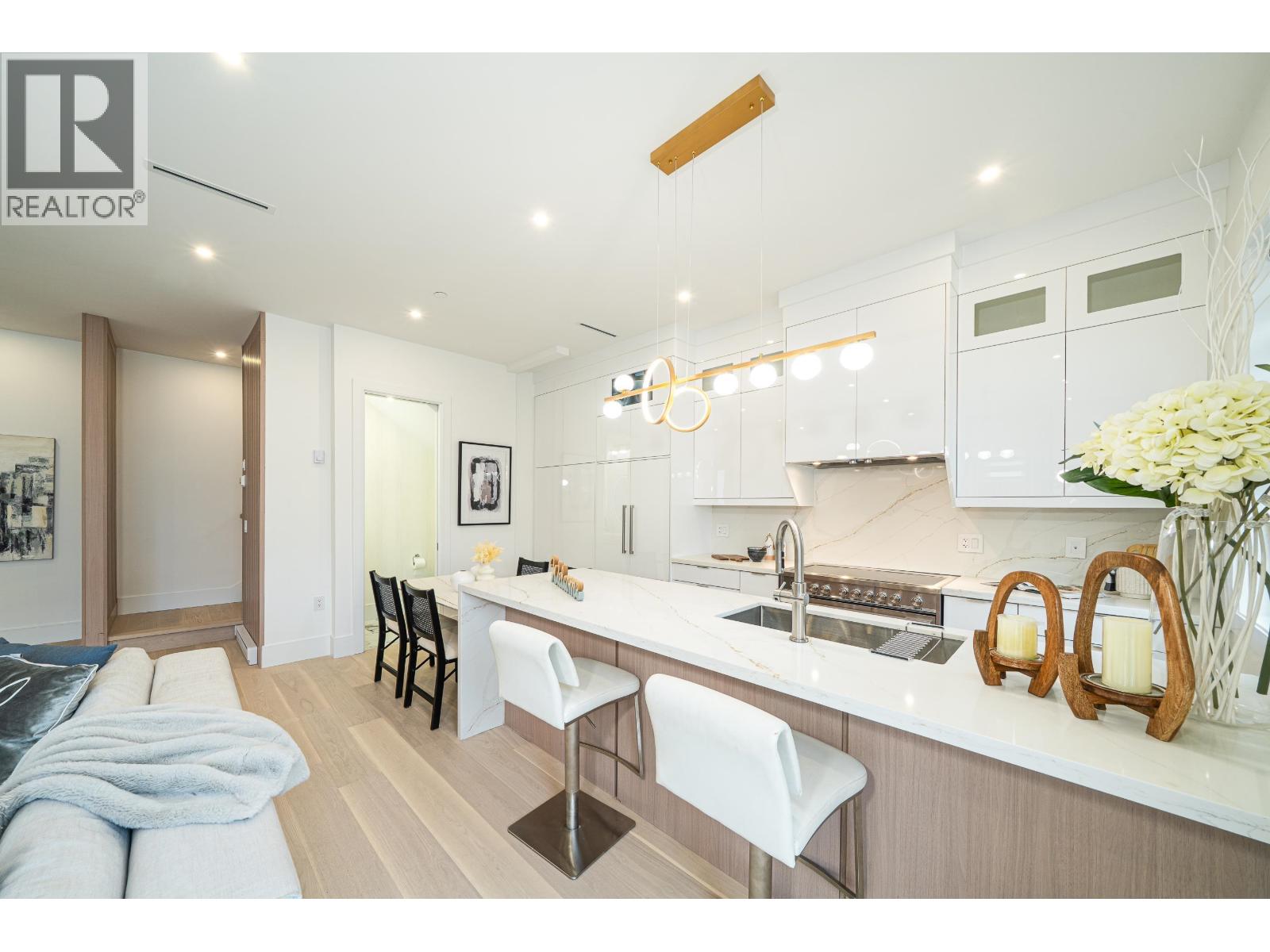 Listing Picture 8 of 28 : 748 E 47TH AVENUE, Vancouver / 溫哥華 - 魯藝地產 Yvonne Lu Group - MLS Medallion Club Member