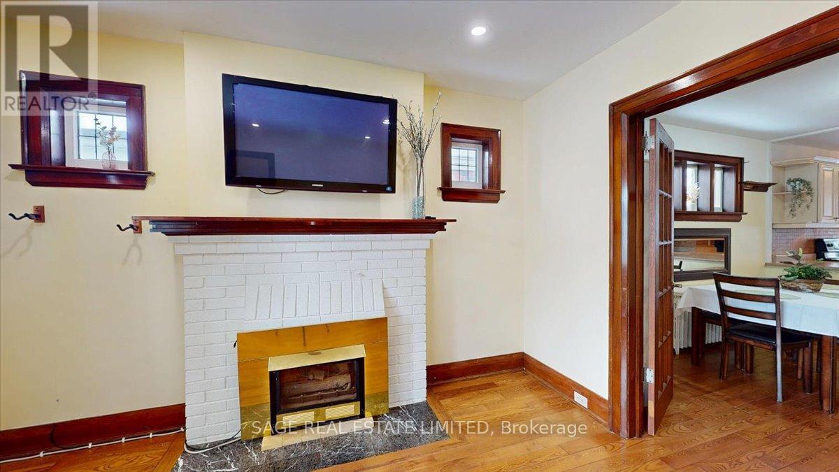 40 William Street, Toronto, Ontario  M9N 2G7 - Photo 4 - W12825572