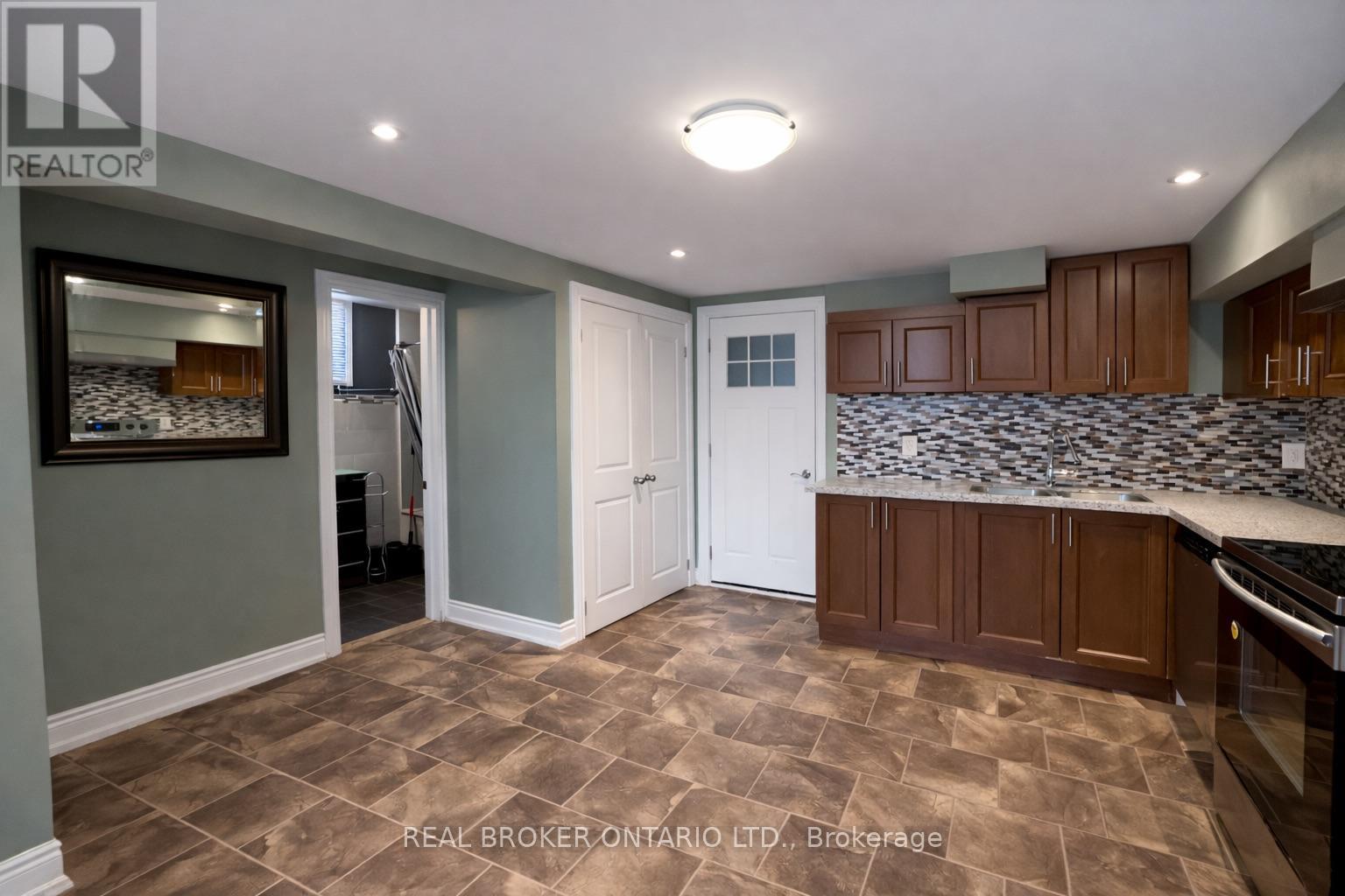 Lower 1 - 926 Flagship Drive, Mississauga, Ontario  L4Y 2J4 - Photo 2 - W12825576