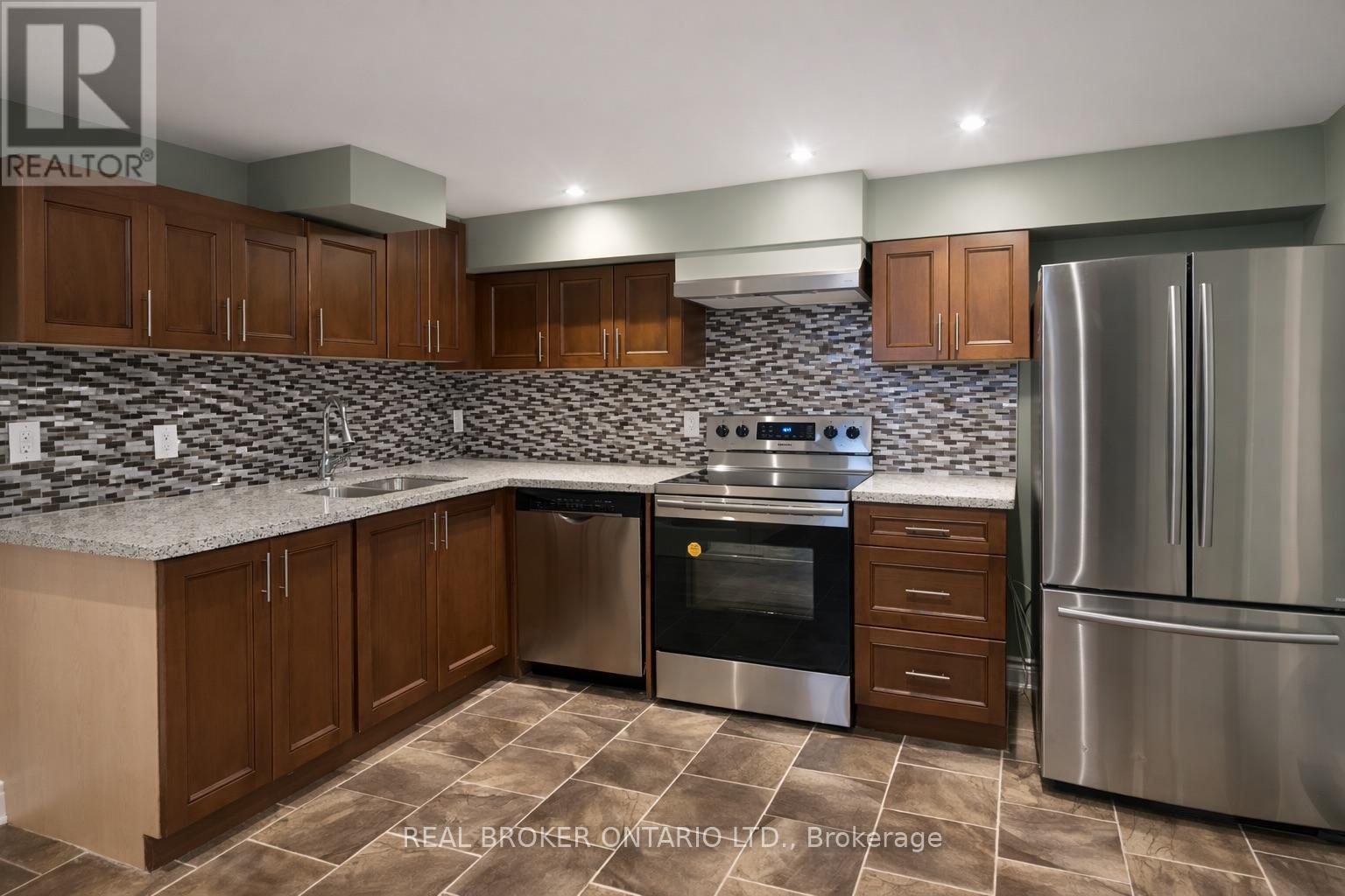 Lower 1 - 926 Flagship Drive, Mississauga, Ontario  L4Y 2J4 - Photo 3 - W12825576