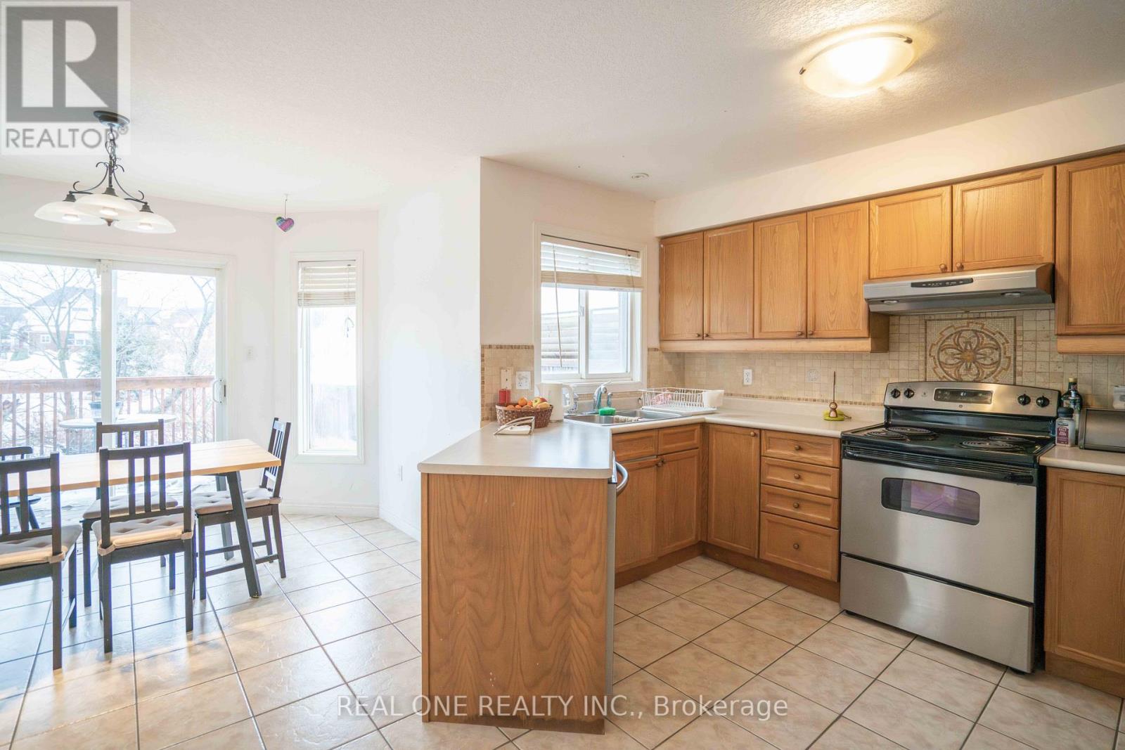 744 Brandenburg Boulevard, Waterloo, Ontario  N2T 2W9 - Photo 8 - X12825584