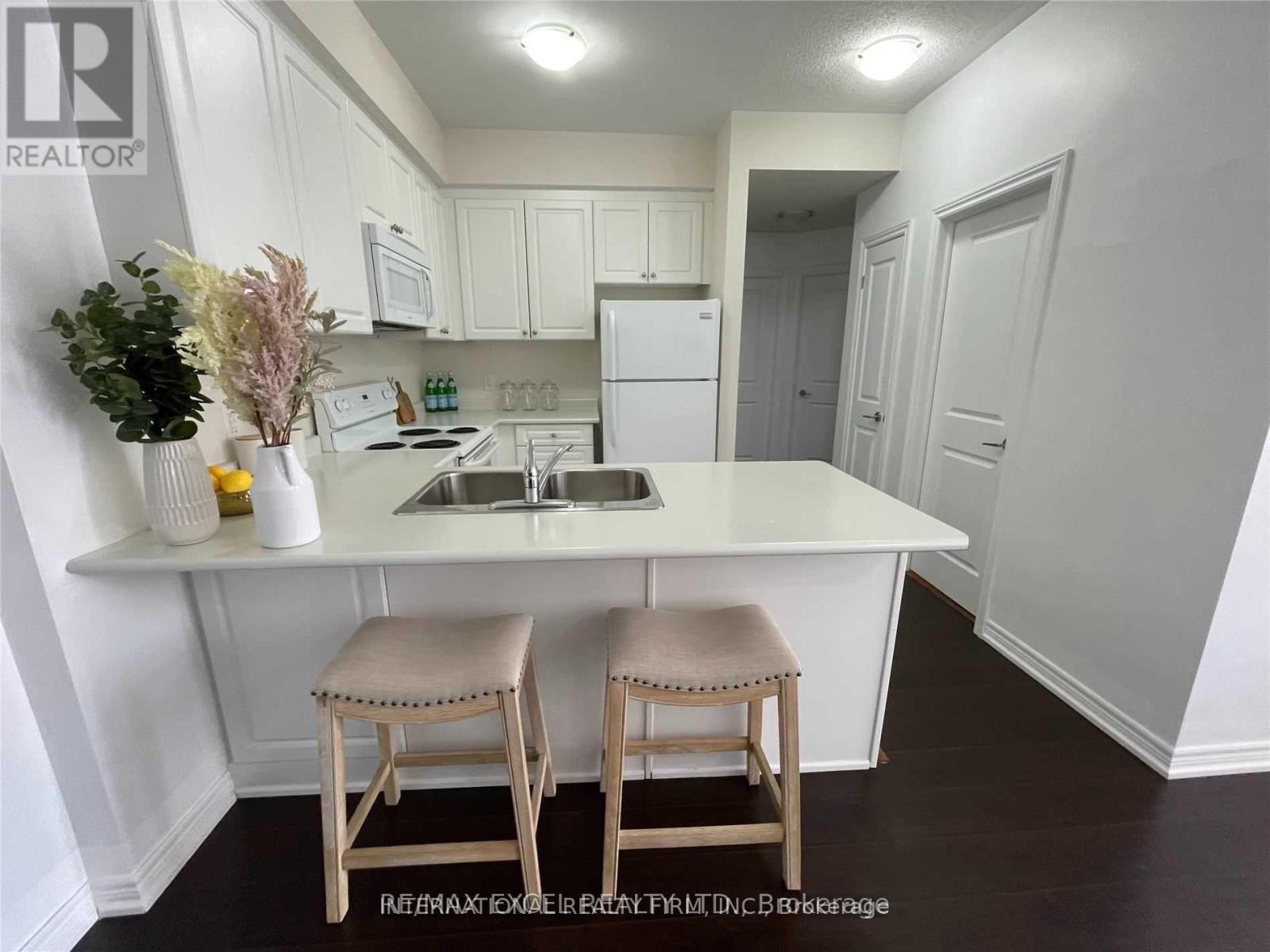 205 - 276 Littlewood Drive, Oakville, Ontario  L6H 7K1 - Photo 10 - W12825640