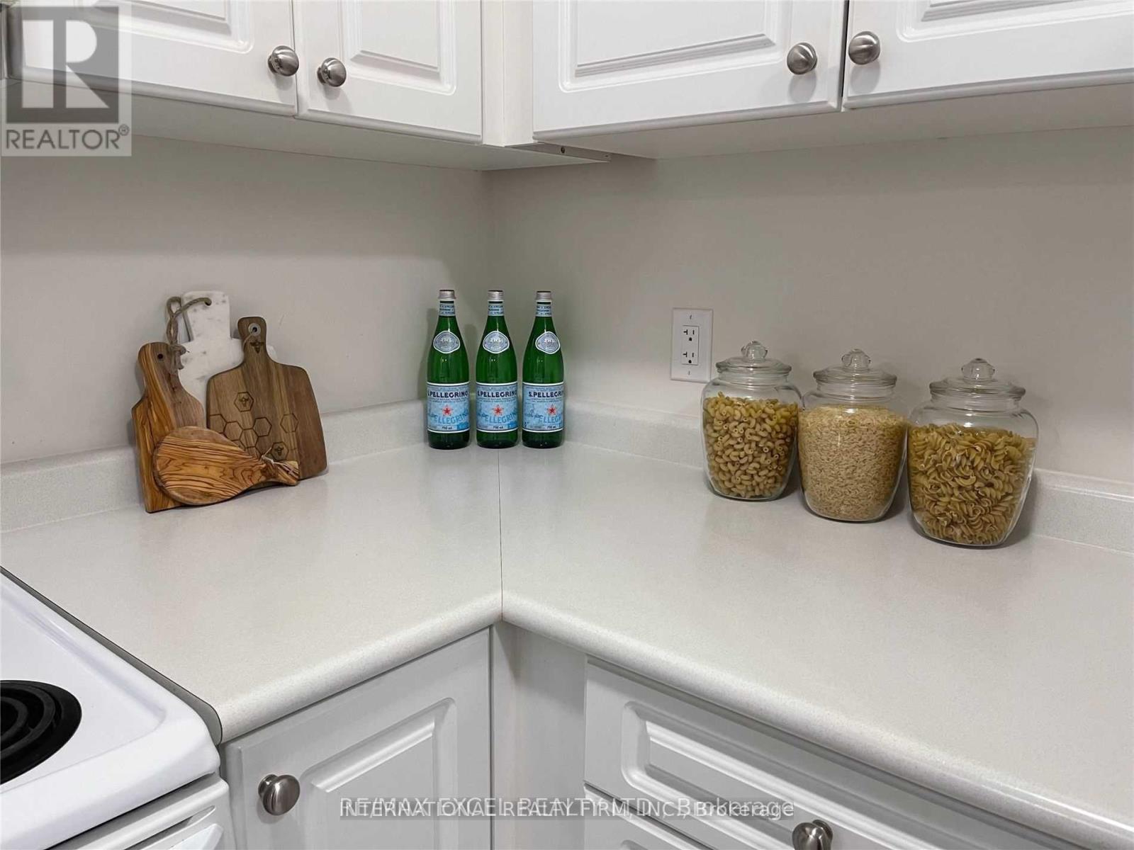 205 - 276 Littlewood Drive, Oakville, Ontario  L6H 7K1 - Photo 11 - W12825640