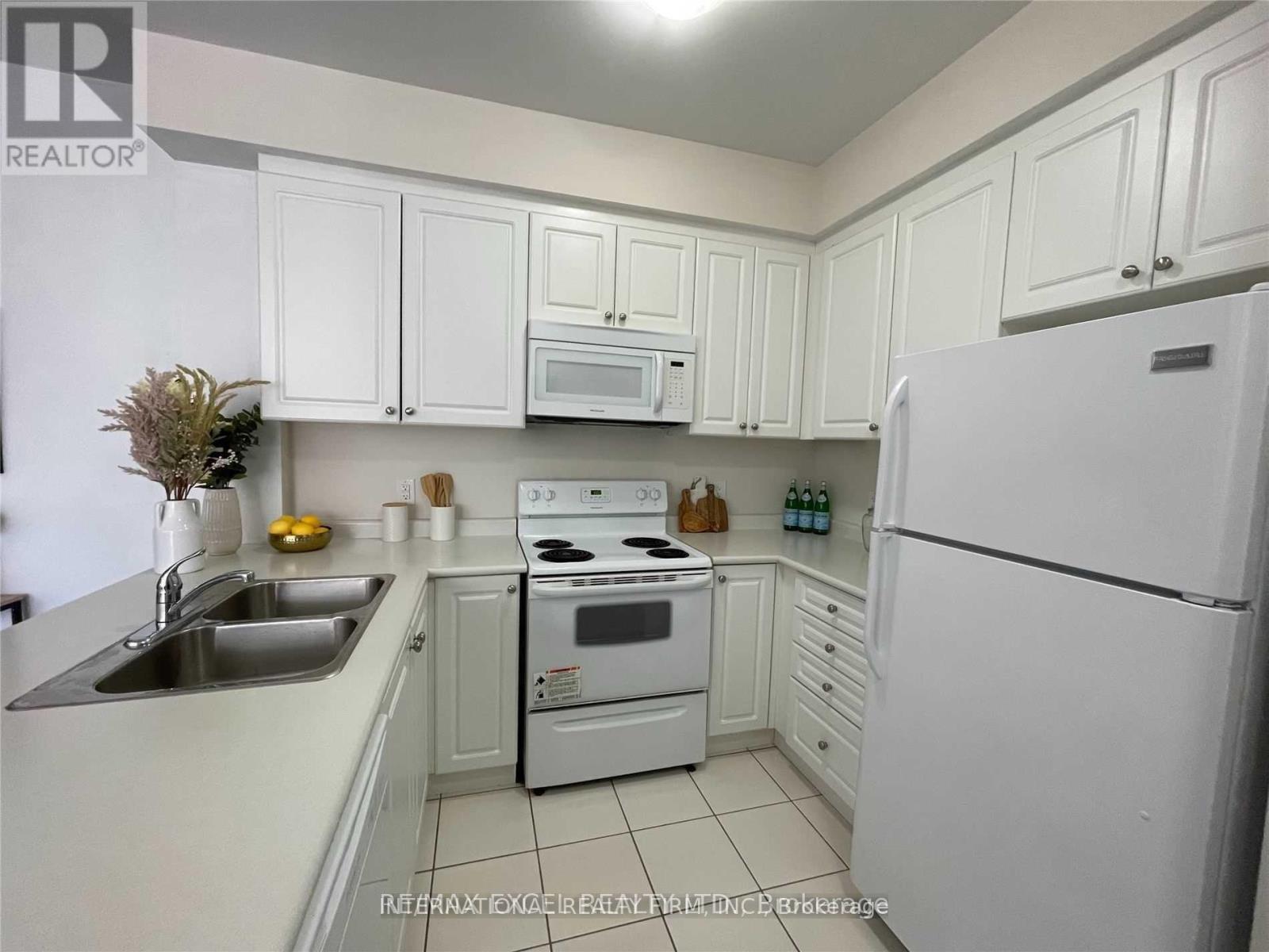 205 - 276 Littlewood Drive, Oakville, Ontario  L6H 7K1 - Photo 8 - W12825640