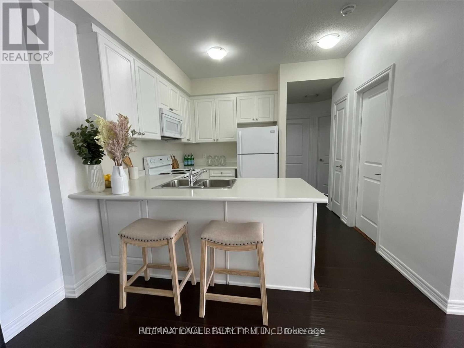 205 - 276 Littlewood Drive, Oakville, Ontario  L6H 7K1 - Photo 9 - W12825640