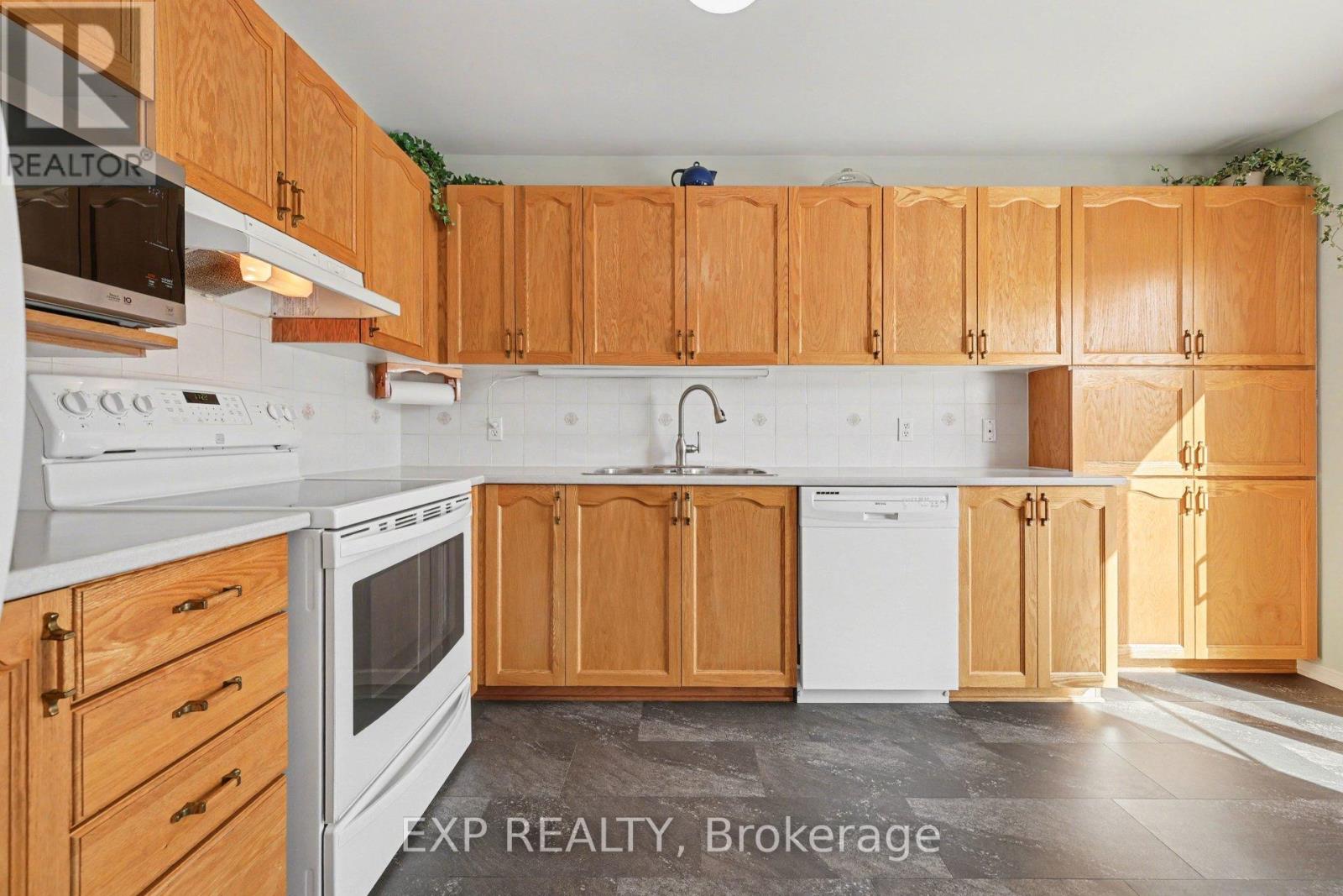 176 Windhurst Drive, Ottawa, Ontario  K2G 6J4 - Photo 11 - X12825780