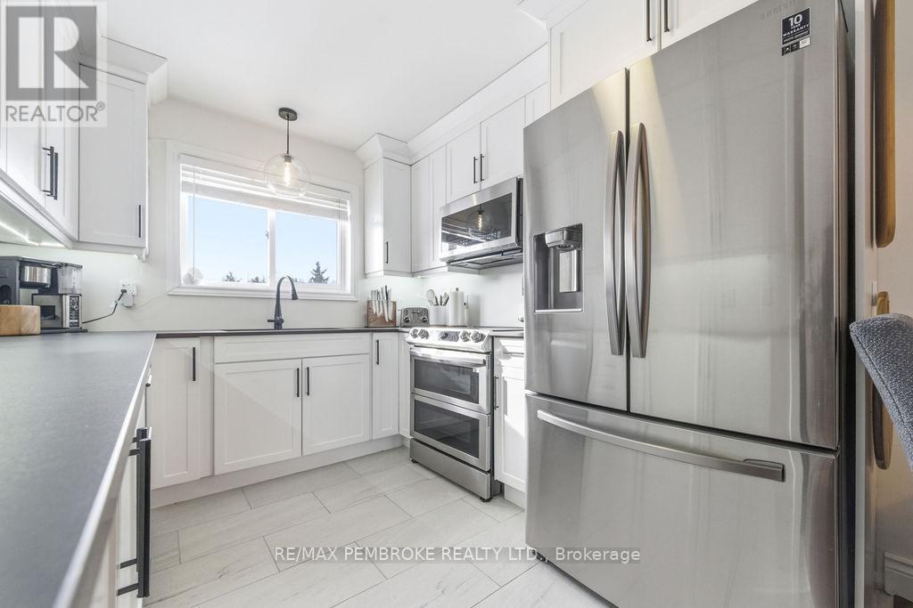 11 William Thomas Drive, Petawawa, Ontario K8H 2K3 - Photo 10 - X12825786