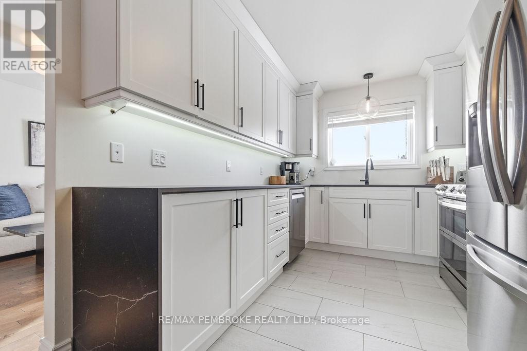 11 William Thomas Drive, Petawawa, Ontario K8H 2K3 - Photo 11 - X12825786