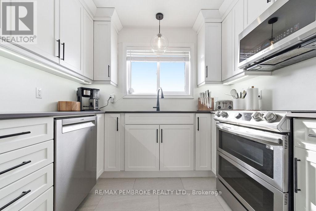 11 William Thomas Drive, Petawawa, Ontario K8H 2K3 - Photo 12 - X12825786