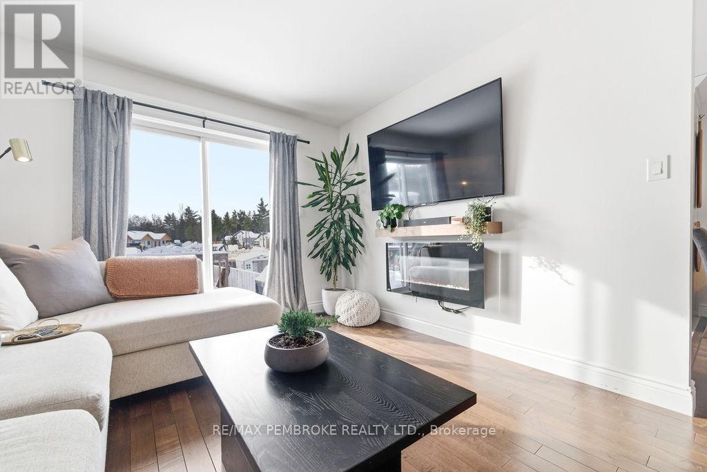 11 William Thomas Drive, Petawawa, Ontario K8H 2K3 - Photo 17 - X12825786