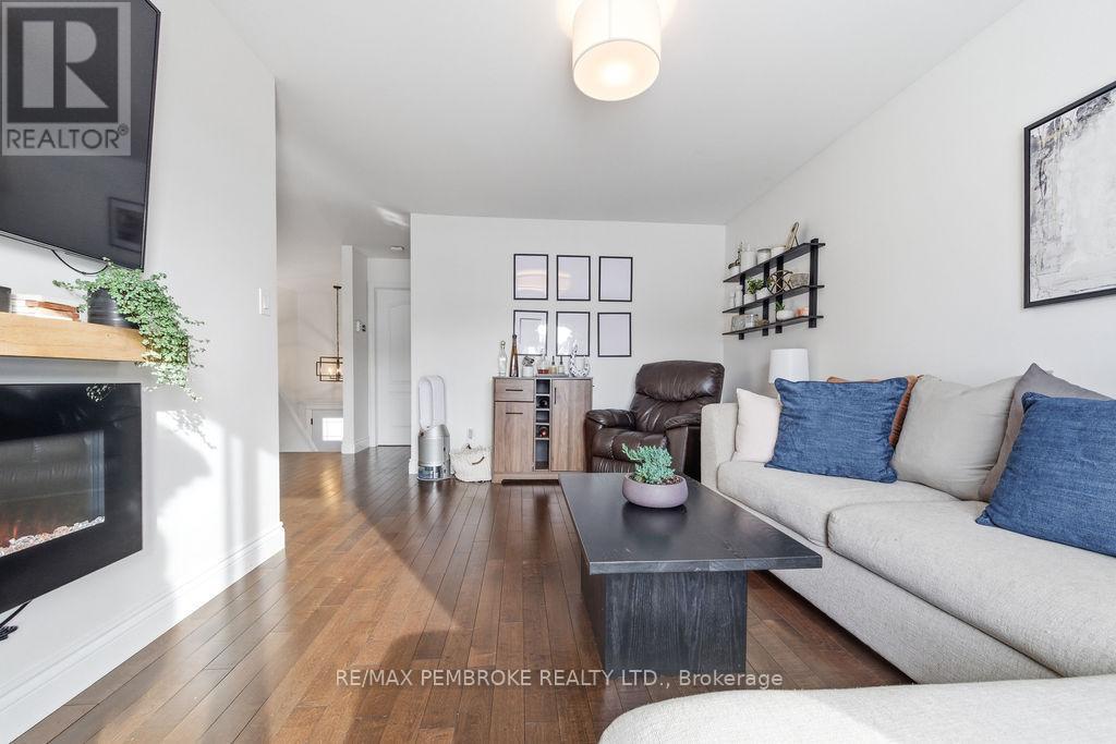 11 William Thomas Drive, Petawawa, Ontario K8H 2K3 - Photo 18 - X12825786