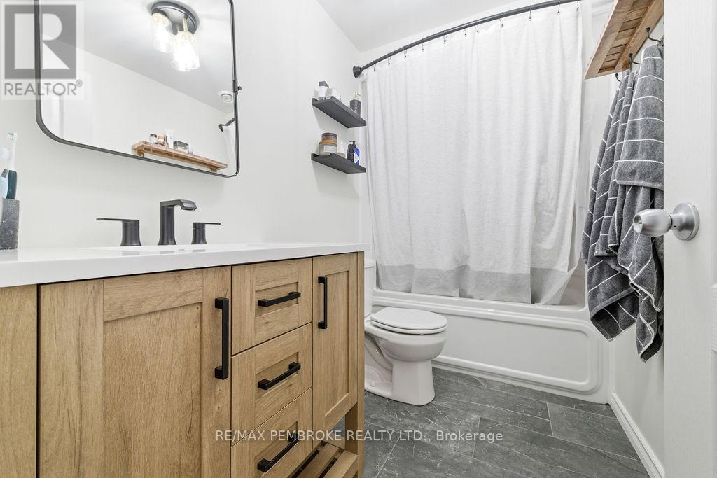 11 William Thomas Drive, Petawawa, Ontario K8H 2K3 - Photo 22 - X12825786