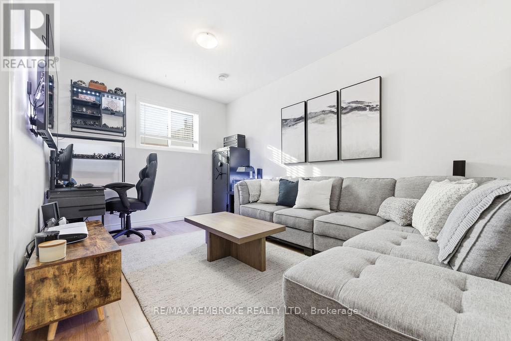 11 William Thomas Drive, Petawawa, Ontario K8H 2K3 - Photo 26 - X12825786