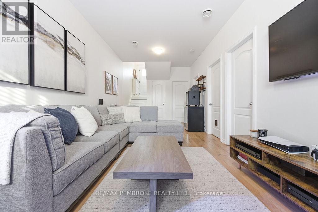 11 William Thomas Drive, Petawawa, Ontario K8H 2K3 - Photo 27 - X12825786