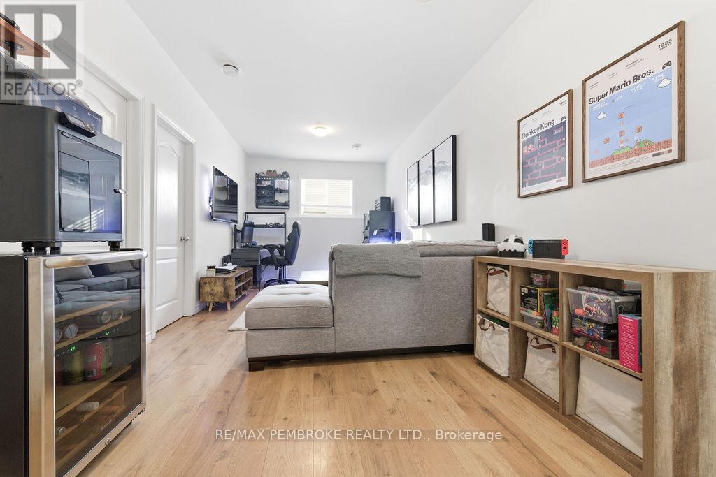 11 William Thomas Drive, Petawawa, Ontario K8H 2K3 - Photo 28 - X12825786