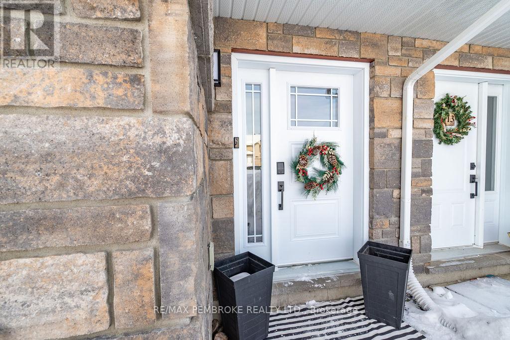 11 William Thomas Drive, Petawawa, Ontario K8H 2K3 - Photo 3 - X12825786
