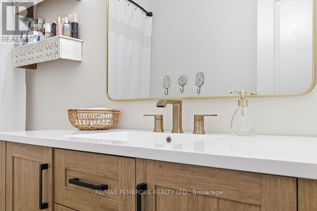 11 William Thomas Drive, Petawawa, Ontario K8H 2K3 - Photo 7 - X12825786