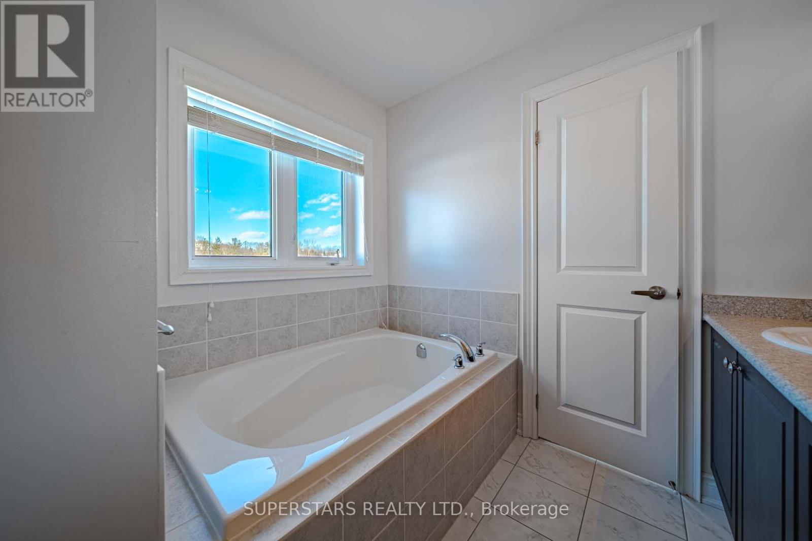 30 Festival Court, East Gwillimbury, Ontario  L9N 0N8 - Photo 19 - N12825790