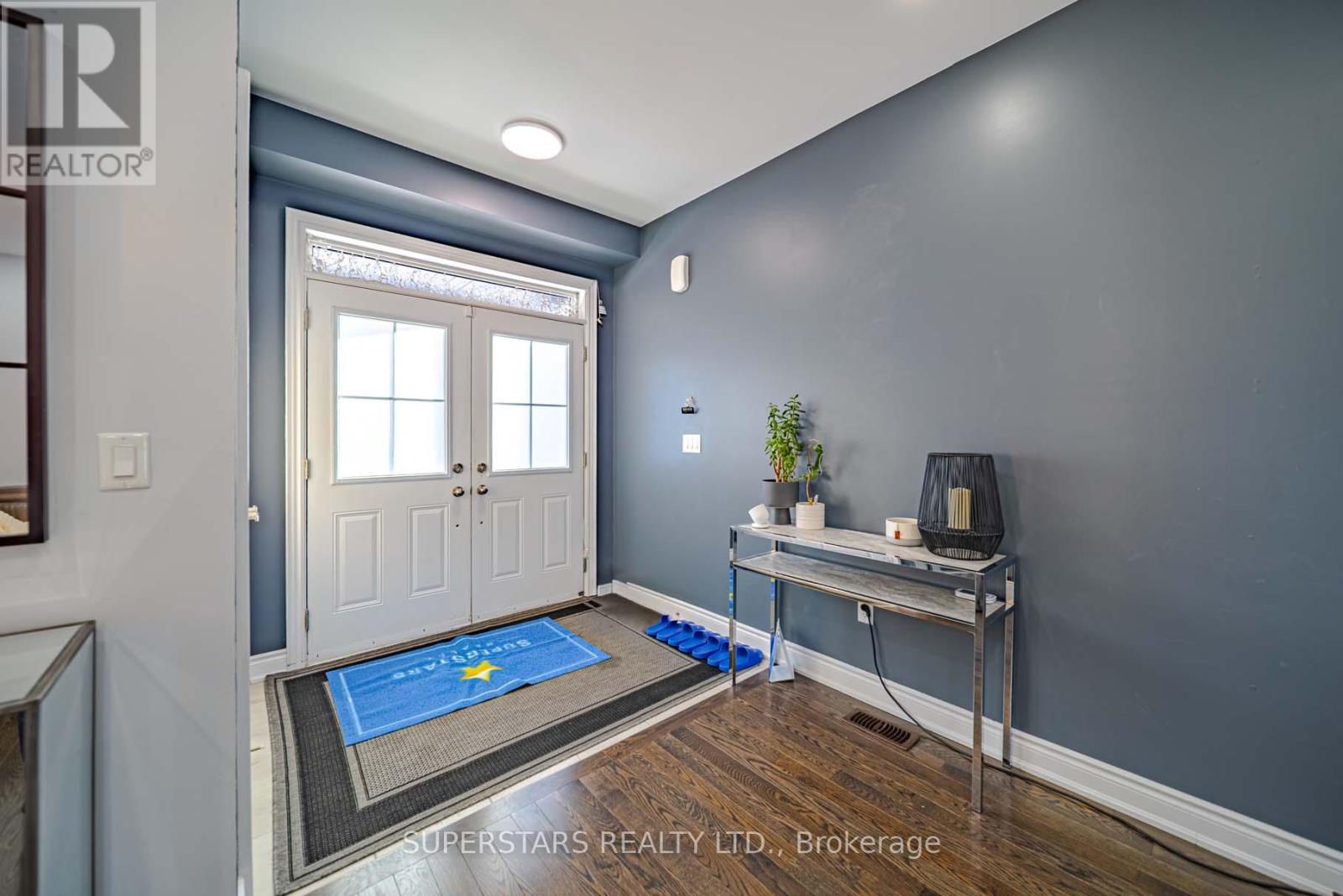 30 Festival Court, East Gwillimbury, Ontario  L9N 0N8 - Photo 3 - N12825790