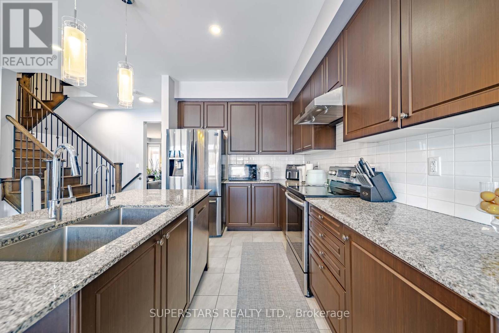 30 Festival Court, East Gwillimbury, Ontario  L9N 0N8 - Photo 6 - N12825790