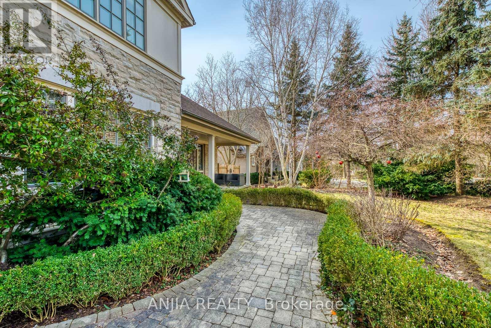 376 Lakeshore Road W, Oakville, Ontario  L6K 1G1 - Photo 2 - W12825696