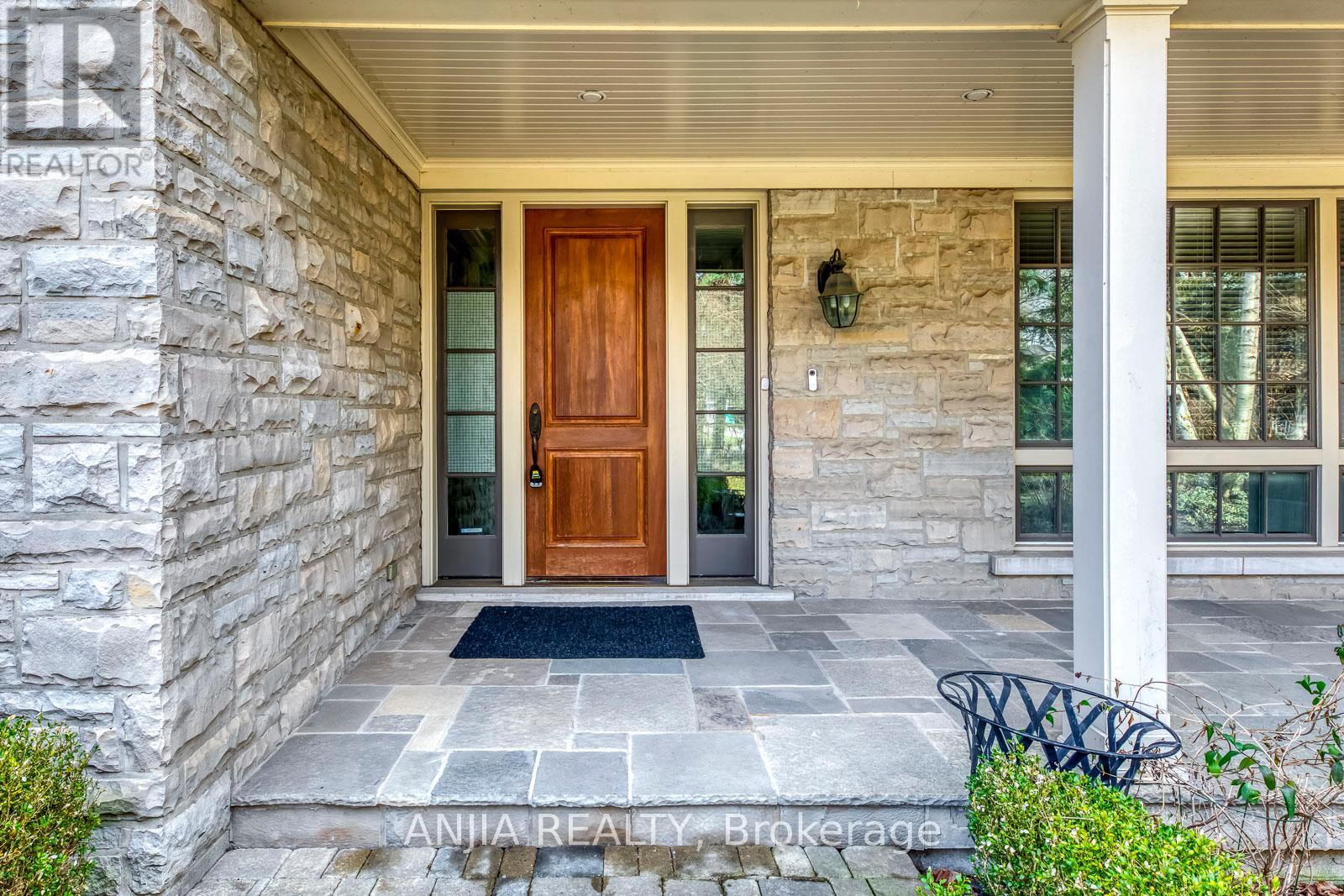 376 Lakeshore Road W, Oakville, Ontario  L6K 1G1 - Photo 3 - W12825696