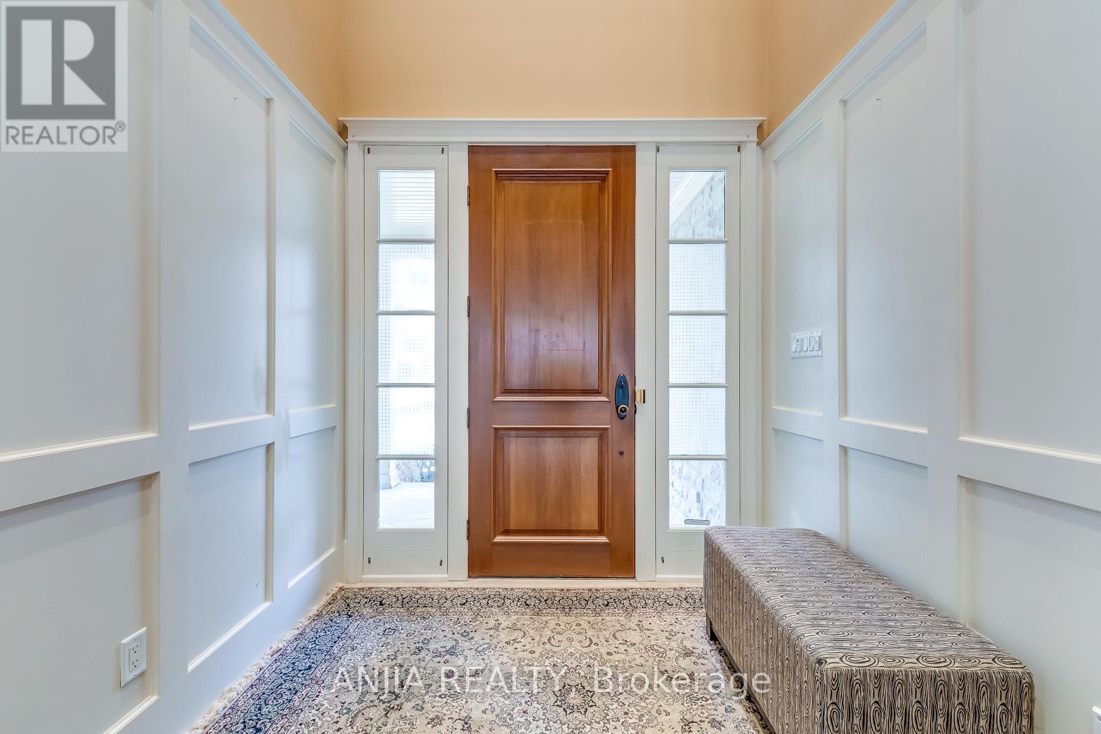 376 Lakeshore Road W, Oakville, Ontario  L6K 1G1 - Photo 4 - W12825696