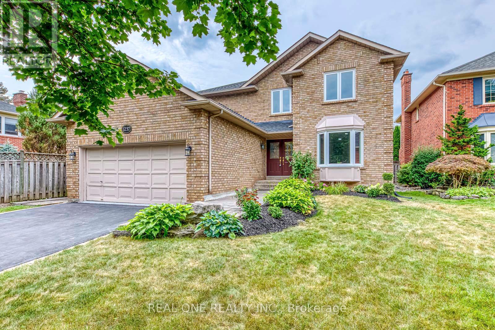 1237 Woodview Drive, Oakville, Ontario  L6M 2M5 - Photo 3 - W12825768