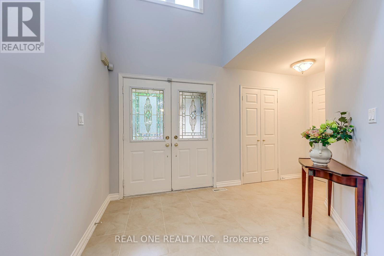 1237 Woodview Drive, Oakville, Ontario  L6M 2M5 - Photo 5 - W12825768