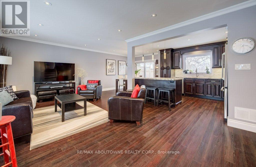 1419 Sandgate Crescent, Mississauga, Ontario  L5J 2E3 - Photo 2 - W12825810