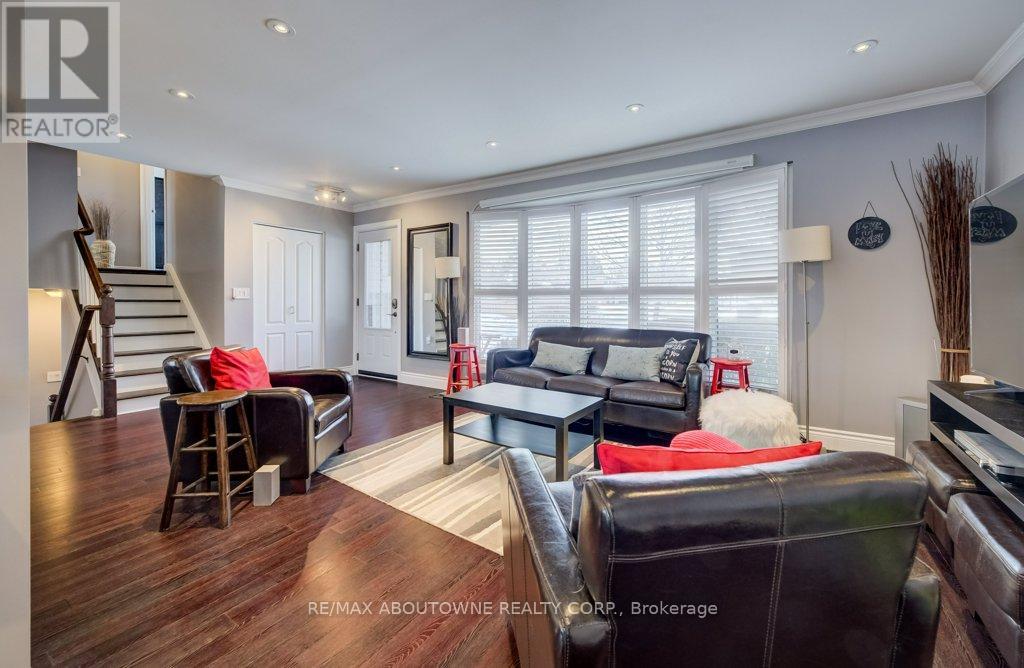 1419 Sandgate Crescent, Mississauga, Ontario  L5J 2E3 - Photo 3 - W12825810