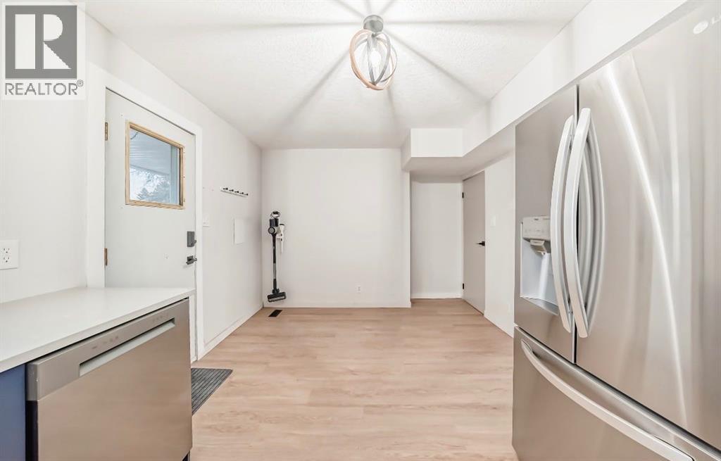 423 Regal Park Ne, Calgary, Alberta  T2E 0S6 - Photo 5 - A2280028