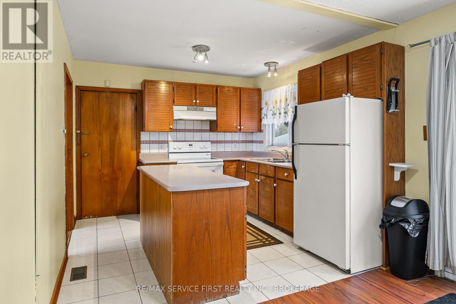 28 Brant Avenue, Kingston, Ontario  K7K 4V1 - Photo 7 - X12825354