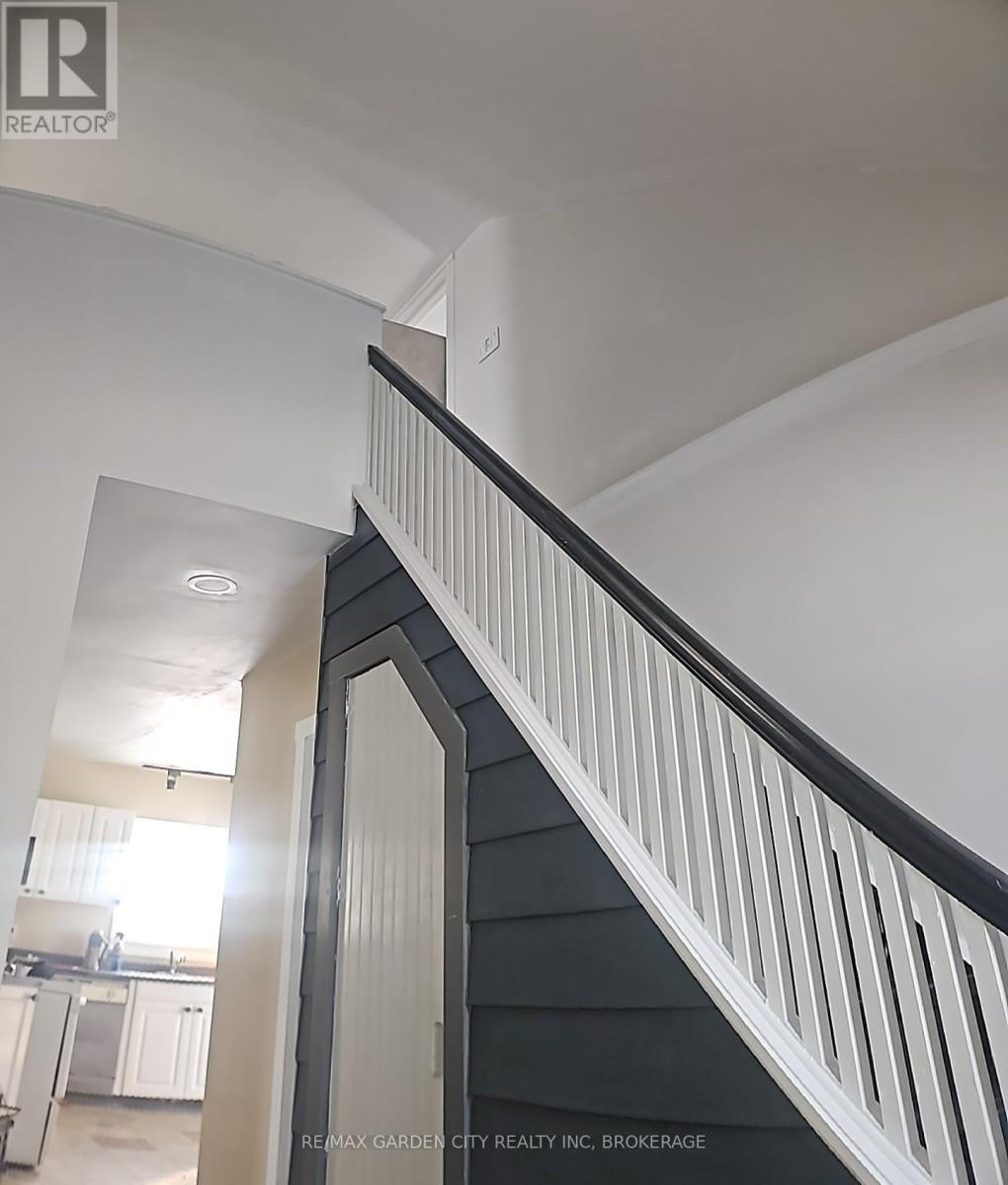 13 Rockwood Avenue, St. Catharines, Ontario  L2P 1E4 - Photo 4 - X12820832