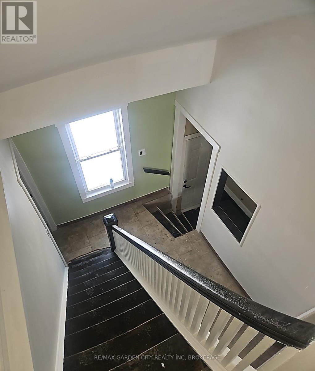 13 Rockwood Avenue, St. Catharines, Ontario  L2P 1E4 - Photo 9 - X12820832