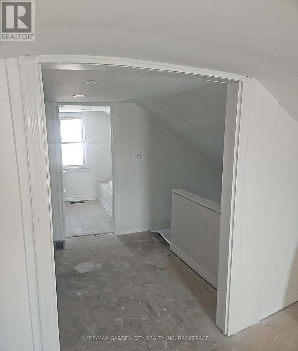 13 Rockwood Avenue, St. Catharines, Ontario  L2P 1E4 - Photo 5 - X12820832