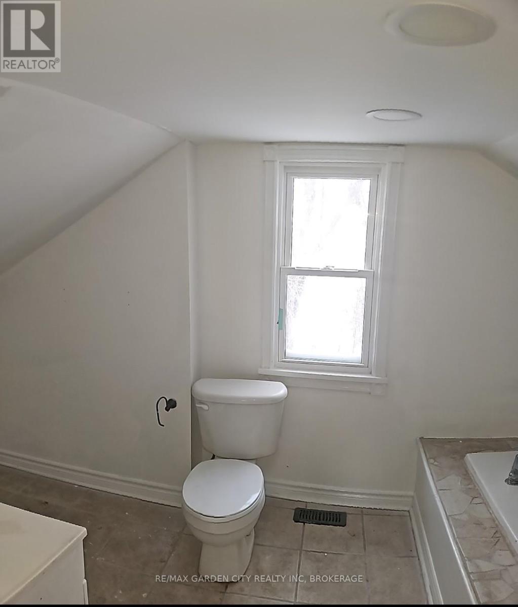 13 Rockwood Avenue, St. Catharines, Ontario  L2P 1E4 - Photo 8 - X12820832