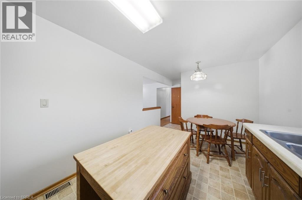 247 Memorial Drive, Brantford, Ontario  N3R 5T2 - Photo 16 - 40805448