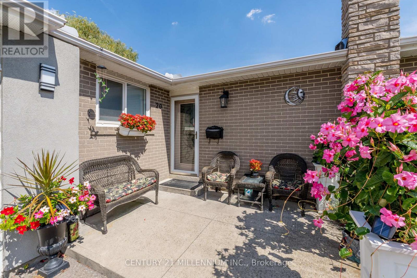 20 Dunblaine Crescent, Brampton, Ontario  L6T 3H2 - Photo 4 - W12500990