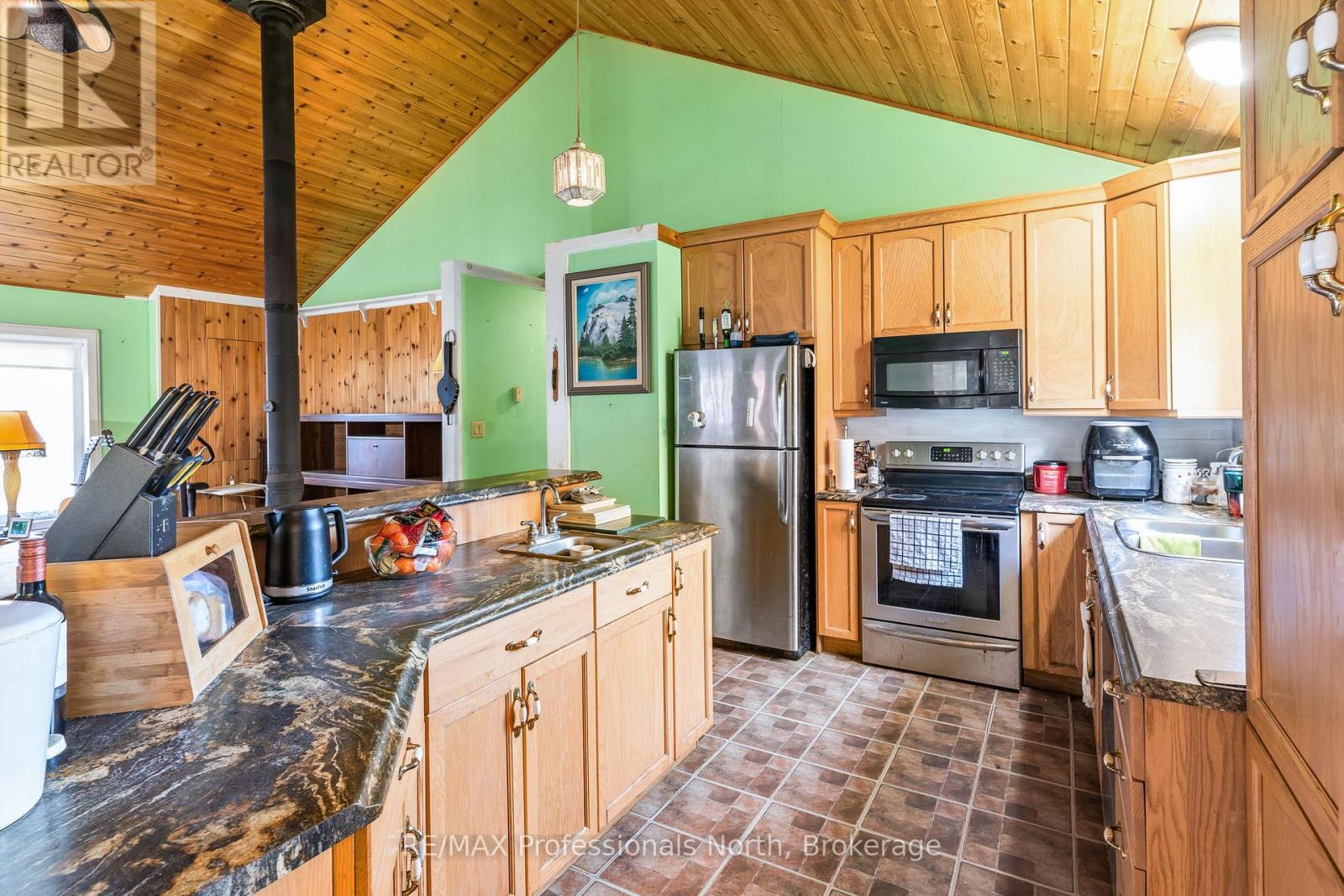 2179 South Lake Road, Minden Hills, Ontario K0M 2K0 - Photo 11 - X12825938