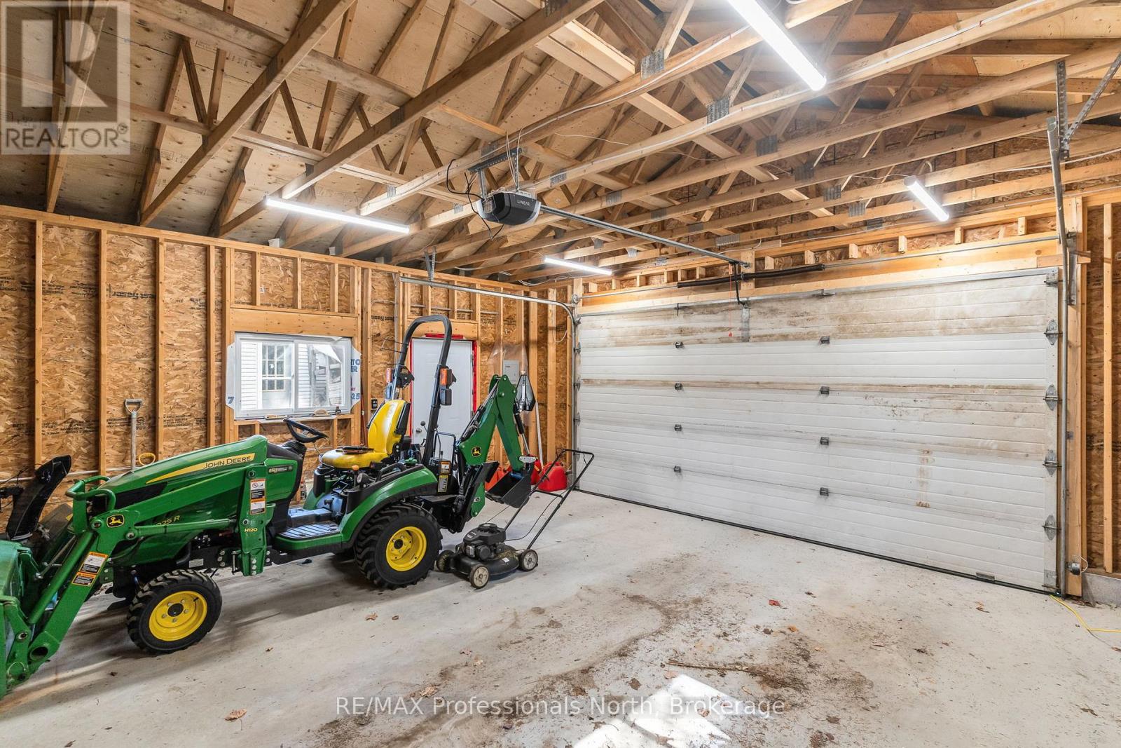 2179 South Lake Road, Minden Hills, Ontario K0M 2K0 - Photo 32 - X12825938