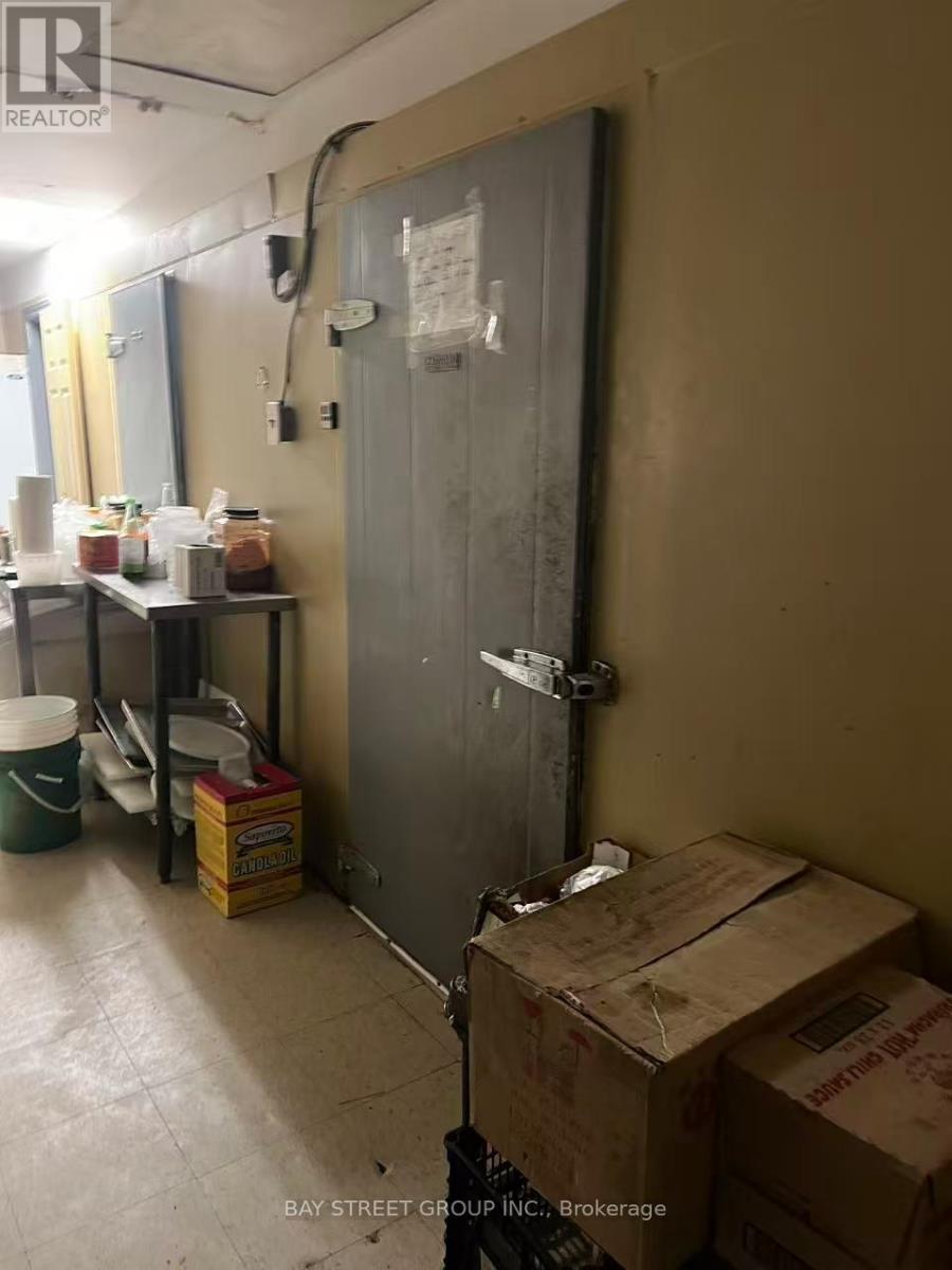 5588 Yonge Street, Toronto, Ontario  M2N 5S2 - Photo 19 - C12825942