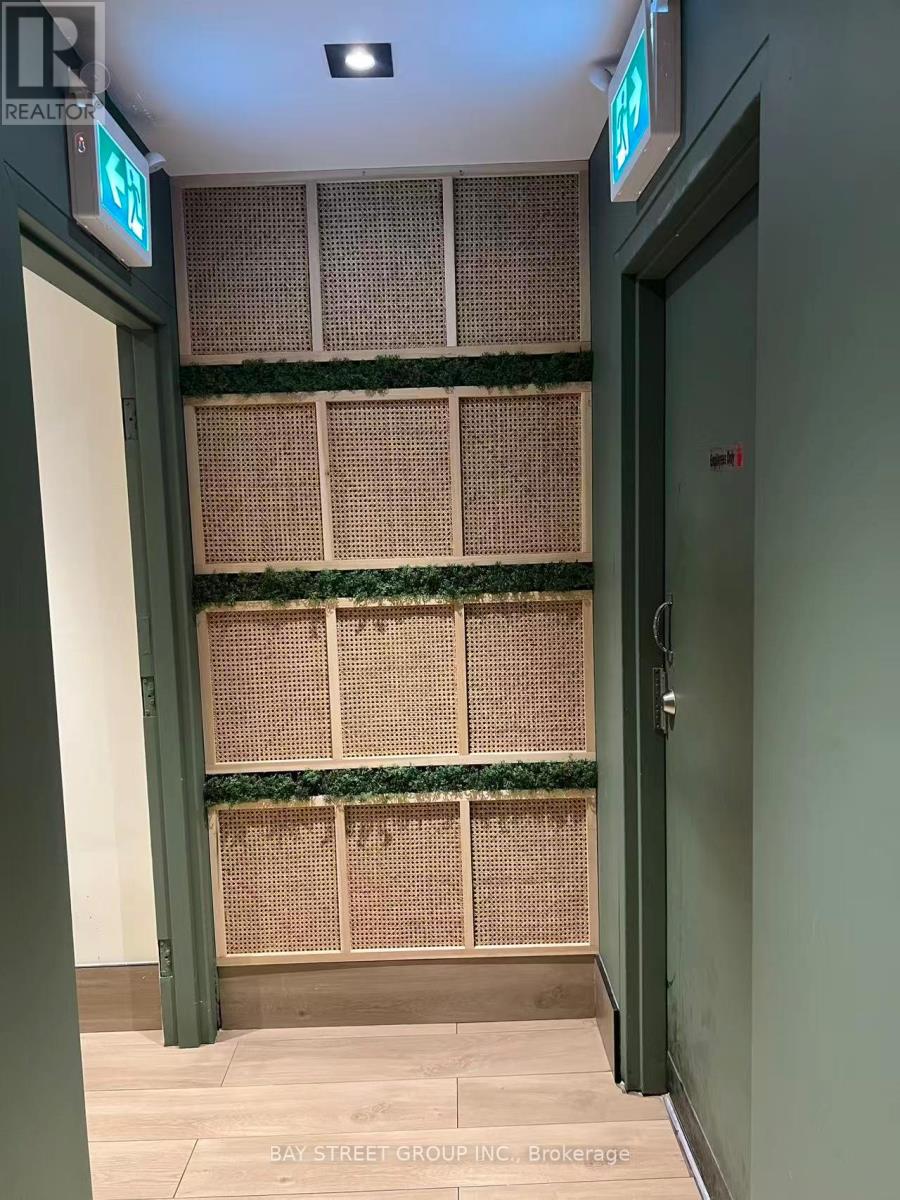 5588 Yonge Street, Toronto, Ontario  M2N 5S2 - Photo 24 - C12825942