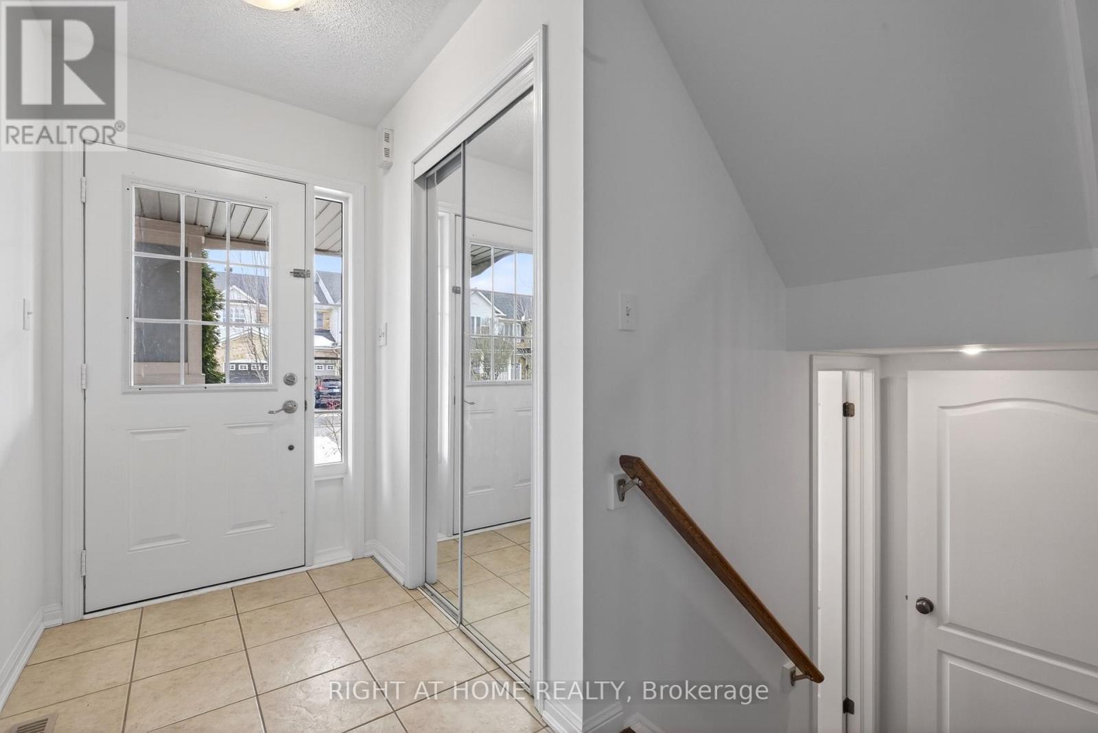 4063 Donnic Drive, Burlington, Ontario  L7M 0A5 - Photo 2 - W12825886