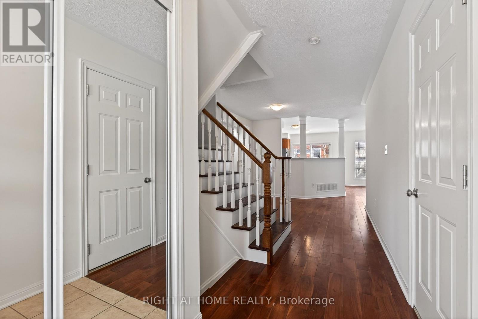 4063 Donnic Drive, Burlington, Ontario  L7M 0A5 - Photo 3 - W12825886