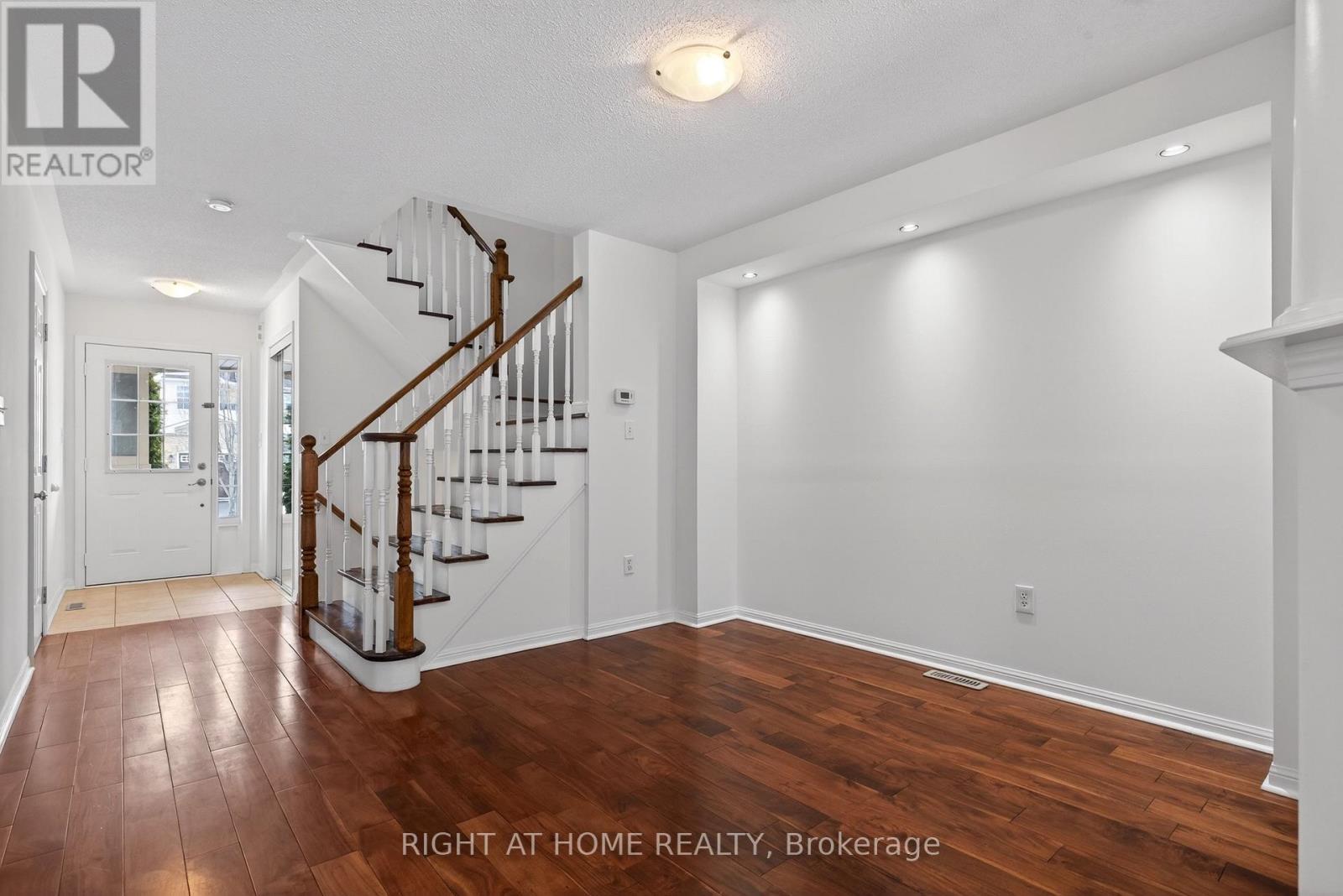 4063 Donnic Drive, Burlington, Ontario  L7M 0A5 - Photo 7 - W12825886